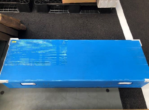 青いプラスチック段ボールに電光掲示板をはまるように入れてください