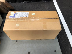 段ボールに緩衝材を入れパトライトを入れてください