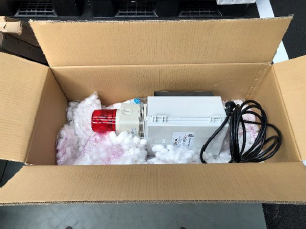 段ボールに緩衝材を入れパトライトを入れてください