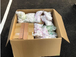隙間に緩衝材入れて②を入れたら段ボールを閉じてください