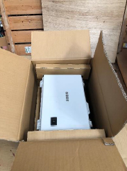 中枠にはまる様に機器を入れて閉じてください