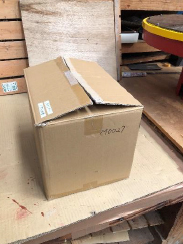 中枠にはまる様に機器を入れて閉じてください