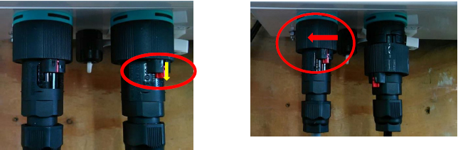 赤いロックピンを下げて矢印の方向へ廻して接続カバーが外れたらコネクタを抜きます。