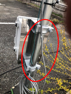 ラチェットレンチ(17)を用意してください。